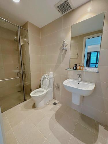 een badkamer met een toilet, een wastafel en een douche bij Luxury apartment in Masteri Thao Dien Free Gym, Pool in Ho Chi Minh-stad