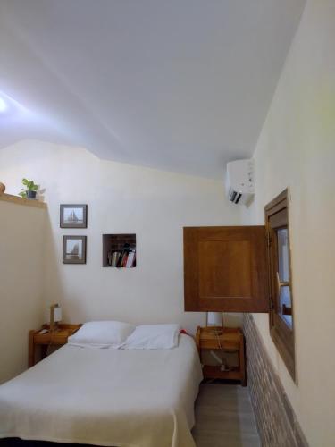 1 dormitorio con 2 camas y ventana en Olivetu, en Sisco