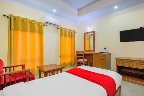 sypialnia z łóżkiem, biurkiem i telewizorem w obiekcie Hotel Lacoul Inn w Bhairāhawie