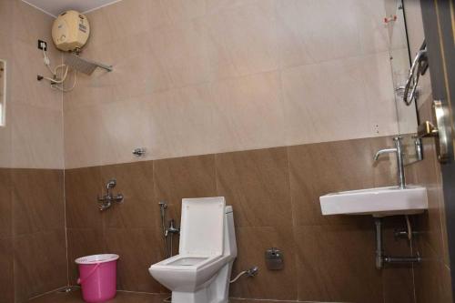 Um banheiro em OYO Orange Resort ECR