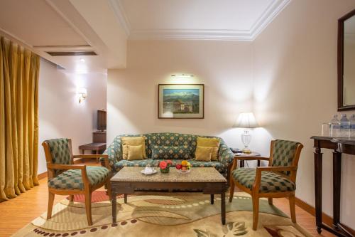 Posezení v ubytování The Everest Hotel