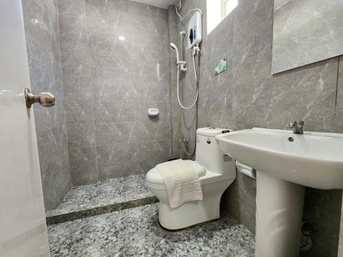 y baño con aseo y lavamanos. en JADE RESORT - Bauang, La Union, en Bauang