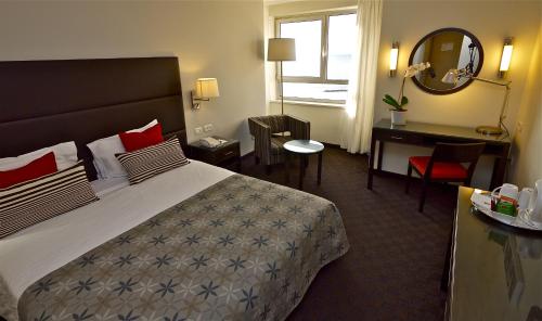 Metropolitan Hotel tesisinde bir odada yatak veya yataklar