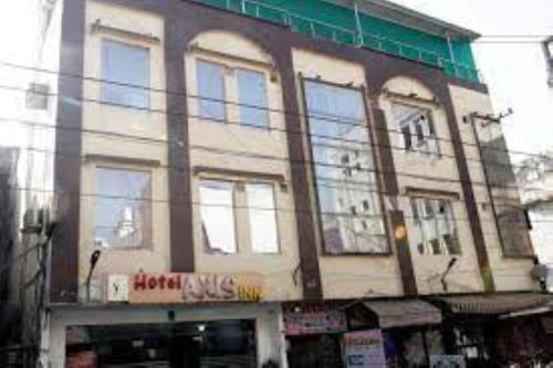 un edificio con ventanas en el lateral de una calle en HOTEL AXIS INN, Amritsar, en Amritsar