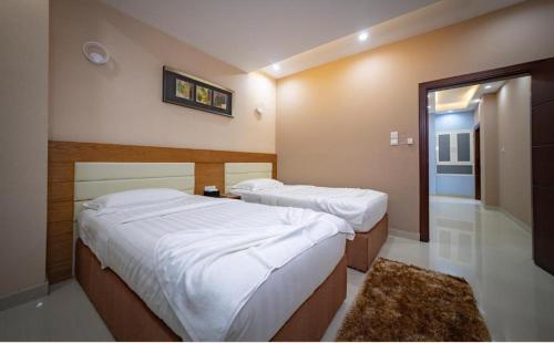 Postel nebo postele na pokoji v ubytování RED-5 - AL Safa Suites
