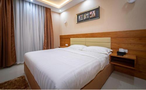 Postel nebo postele na pokoji v ubytování RED-5 - AL Safa Suites
