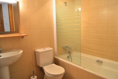 een badkamer met een toilet, een wastafel en een douche bij Casa Bella Murcia in Roldán