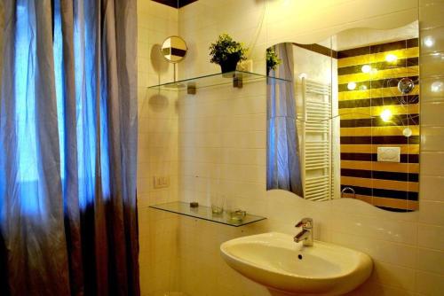 阿爾傑尼奧的住宿－Luxury Penthouse with Big Terrace，一间带水槽和镜子的浴室