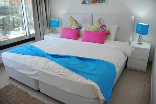 Una cama o camas en una habitación de Prime Hotel