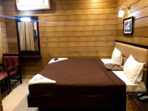 Cette petite chambre comprend un lit. dans l'établissement Hotel Sri Arulmuthu Residency Madurai, à Madurai