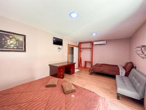1 dormitorio con cama, sofá y escritorio en Good Mood Resort, en Ko Lipe