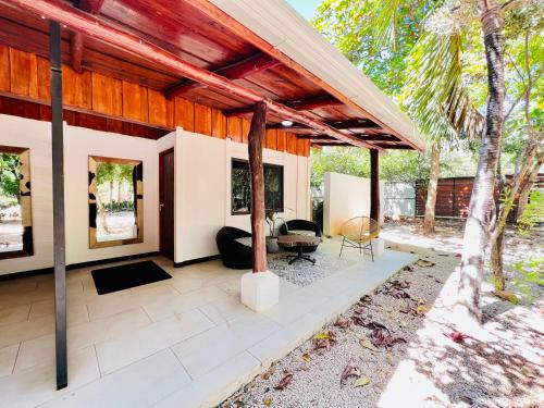 una zona de estar al aire libre de una casa con techo de madera en Perro Loco Villas, en Paraíso