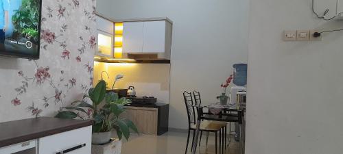 eine Küche mit Tisch und ein Esszimmer in der Unterkunft VILLA YANTI PERMATA GARDEN in Karangploso