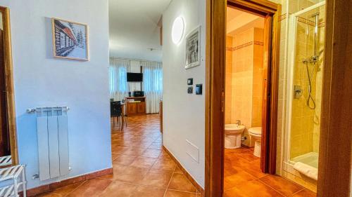 La salle de bains est pourvue de toilettes et d'une douche à l'italienne. dans l'établissement Appartamento Smith Dogliani - Affitti Brevi Italia, à Bardonnèche