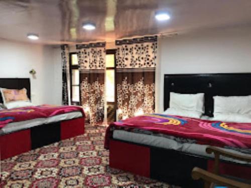 Säng eller sängar i ett rum på Hotel Chinar Palace Pahalgam