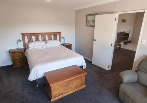 una camera con letto e divano di Ravensdale Vista a Christchurch