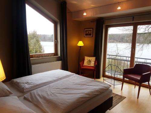 - une chambre avec un lit et une grande fenêtre dans l'établissement Hotel Fährhaus GmbH, à Woltersdorf