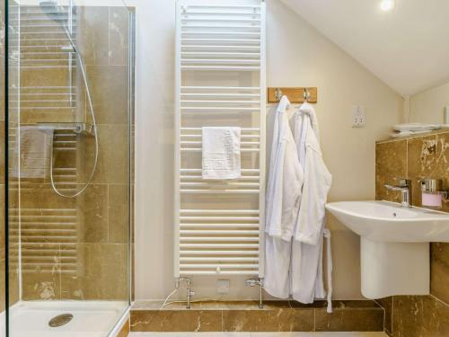 y baño con ducha y lavamanos. en 2 Bed in Thirsk 48116, en Carthorpe