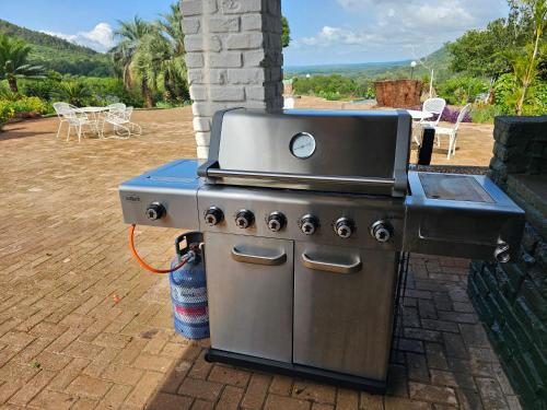 una estufa con ordenador portátil en el patio en Pecan Farm Guesthouse, en Louis Trichardt