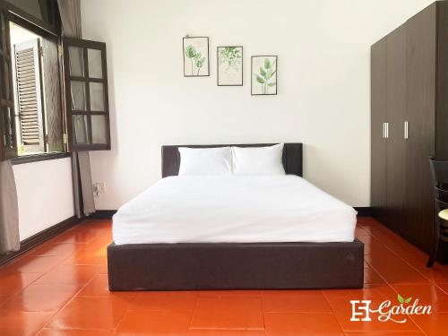 a bedroom with a white bed in a room at 5H Garden in Ho Chi Minh City