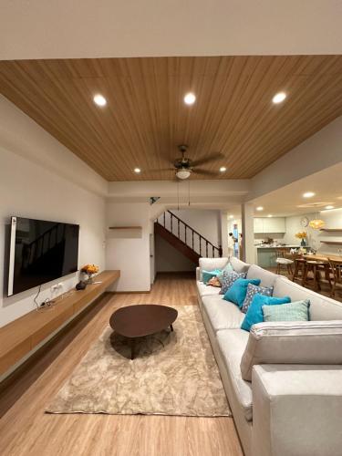 Televisyen dan/atau pusat hiburan di Bunya House near BTS Asok, Terminal21 Free BF