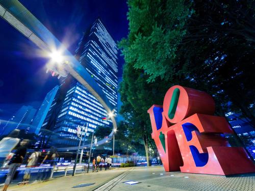 a large sign that says ra in a city at night at APA Hotel Shinjuku Kabukicho Chuo in Tokyo
