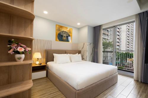 um quarto com uma cama e uma grande janela em Convinia Apartment em Cidade de Ho Chi Minh