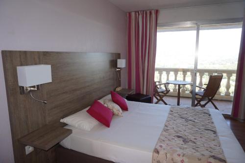 Postel nebo postele na pokoji v ubytování Logis Hotel Le Col De L'ange