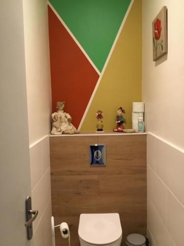 La salle de bains est pourvue de toilettes avec une pente sur le mur. dans l'établissement Le Clos des Gazanias, à Grignols