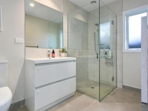 a bathroom with a shower and a sink and a toilet at Walk to Town from this Modern and Warm Home in Central Cambridge Four Beds Available in Cambridge