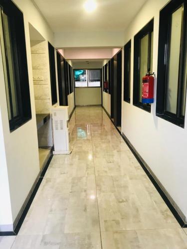 um corredor vazio de um edifício com uma boca de incêndio em Hooliv 7 Avenues G Block em Pune