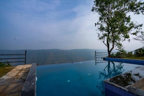 una piscina con vistas al lago en Lifeline Villas - Miracle Villa 5bhk Valley View en Mahābaleshwar
