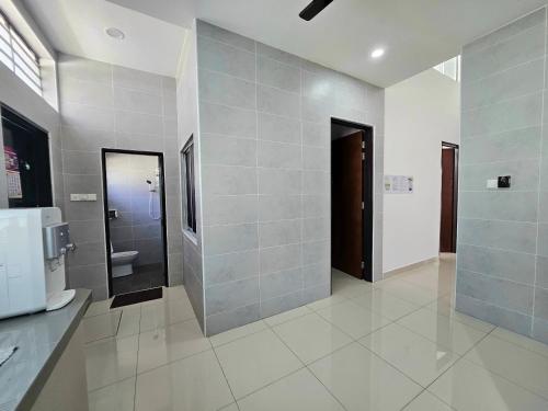 La grande salle de bains est pourvue de toilettes et d'un lavabo. dans l'établissement Air-home No 28 Simpang near Aulong Econsave, 3BR, 7pax, Netflix, à Simpang
