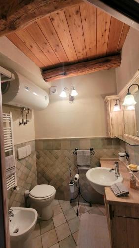 a bathroom with two sinks and a toilet in a room at Baita 3 lovely & central Sauze in Sauze dʼOulx