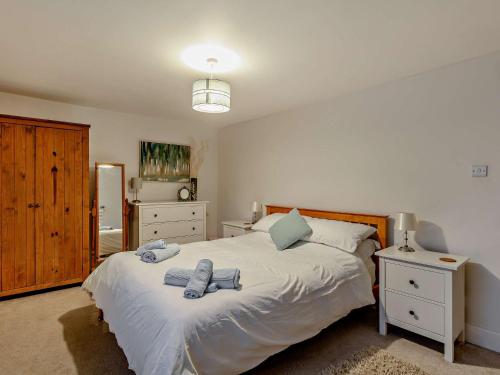 sypialnia z łóżkiem z ręcznikami w obiekcie 2 Bed in Bishops Nympton 55221 w mieście Bishops Nympton