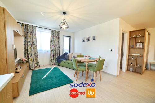 una sala de estar con una mesa y un sofá en Avram Iancu Apartments, en Brasov