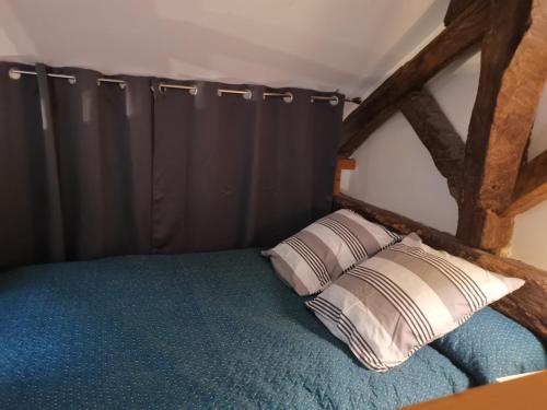 Una cama o camas en una habitación de Gite de la Cathédrale 2