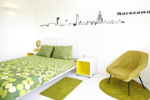 ワルシャワにあるLovely Sunny Flat in City Centerのベッドルーム1室(ベッド1台、椅子付)