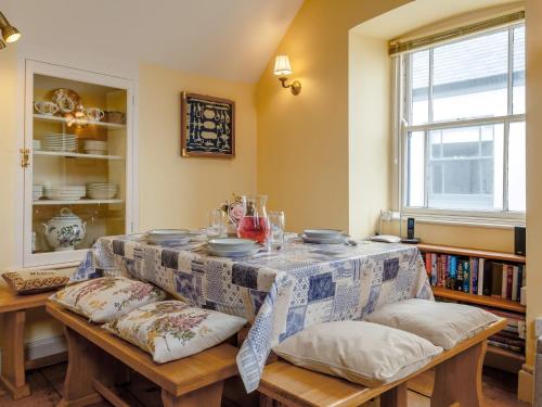 un comedor con una mesa y un estante de libros en 2 Bed in Appledore 77915, en Appledore