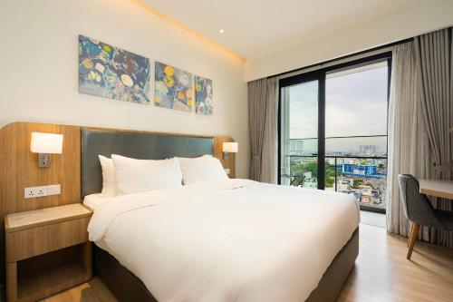 1 dormitorio con cama grande y ventana grande en Zenity 3BR Condo: Luxury and Comfort in Quận 1, en Ho Chi Minh