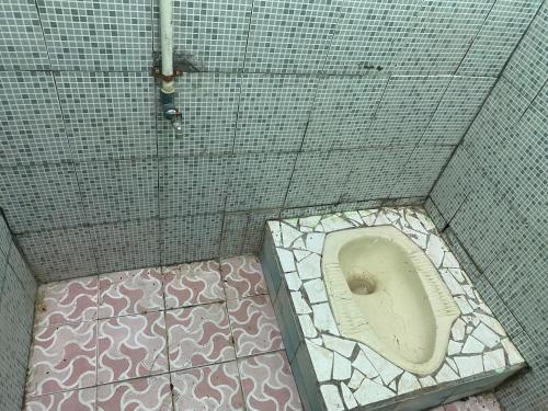 A bathroom at OYO Life 93256 Kos Meninting