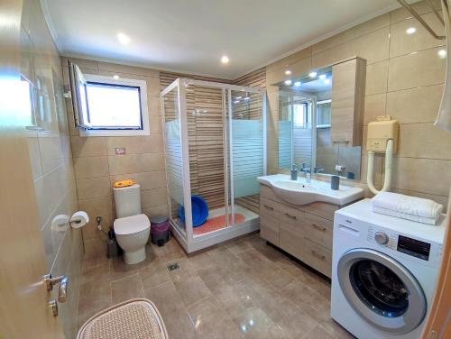 Ένα μπάνιο στο Thomas Apartments