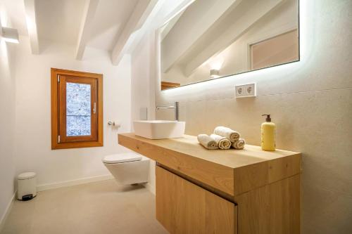 La salle de bains est pourvue d'un lavabo et de toilettes. dans l'établissement VALL PETIT, à Valldemossa