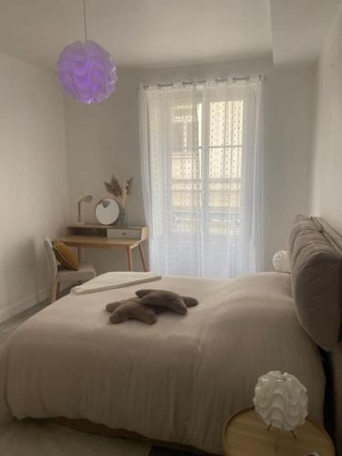 1 dormitorio con 1 cama con 2 toallas marrones en Appartement hyper centre-ville, en Nogent-le-Rotrou