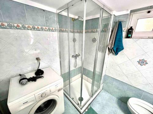 pralka w łazience z prysznicem w obiekcie Marina Apartmets w Salonikach