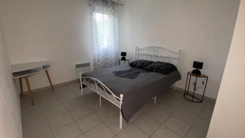 une chambre avec un lit et une commode dans l'établissement L’azuréenne vue sur piscine, à La Seyne-sur-Mer