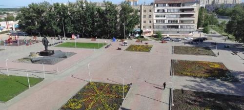 una gran plaza con una estatua en el medio en Квартиры Semey, en Semey