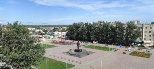 un parque con una estatua en medio de una ciudad en Квартиры Semey, en Semey
