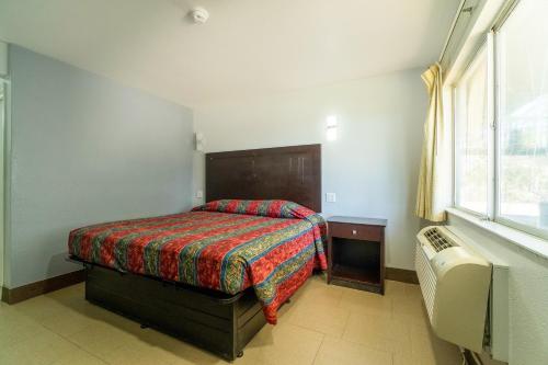 Cama o camas de una habitación en Xpress Inn & Extended Stay