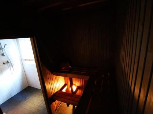 La salle de bains est pourvue d'une douche et de toilettes. dans l'établissement Hide in the nature – cozy lakeside saunacottage, à Rannaküla